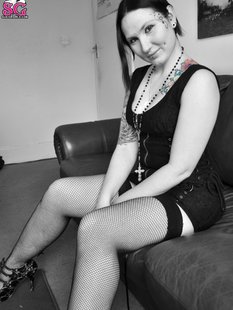 Тщеславная брюнетка кайфует от мужского внимания